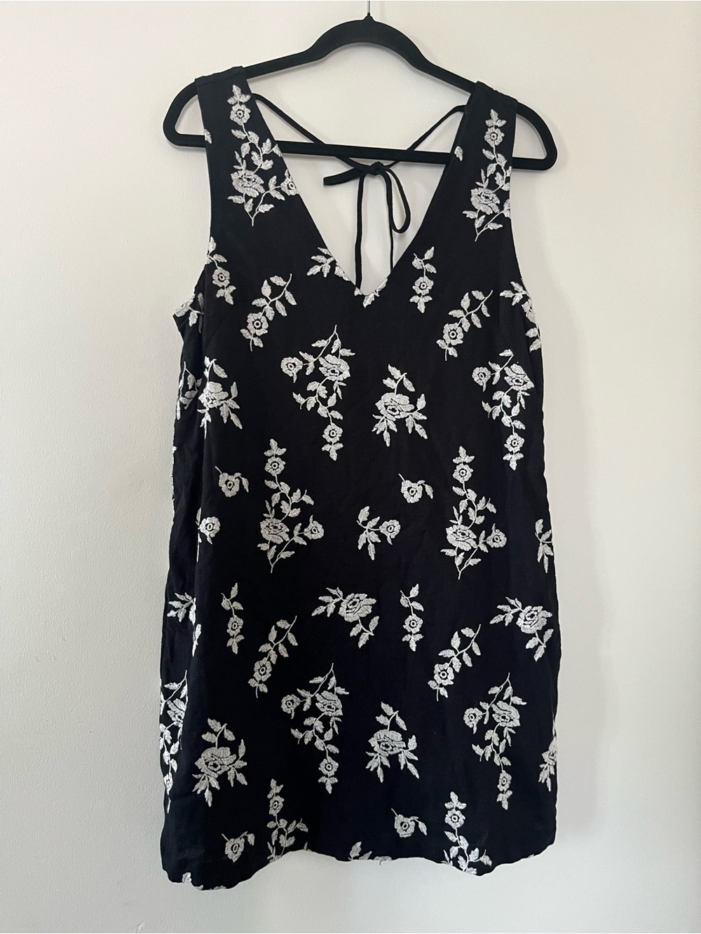Abercrombie Black Linen Embroidered Floral Mini Dress Medium Vacation Beach